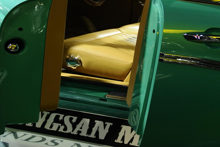 Đối với Monterey mới, đội ngũ thiết kế của Songsan dường như đã có thêm kinh nghiệm trong công việc của mình khi mô phỏng khá chính xác tỷ lệ kích thước của chiếc Buick cổ. Dù khó có thể nói chính xác chỉ bằng các bức ảnh ở đây, nhưng ta có thể thấy thiết kế của Monterey trông rõ ràng và có chủ đích hơn.