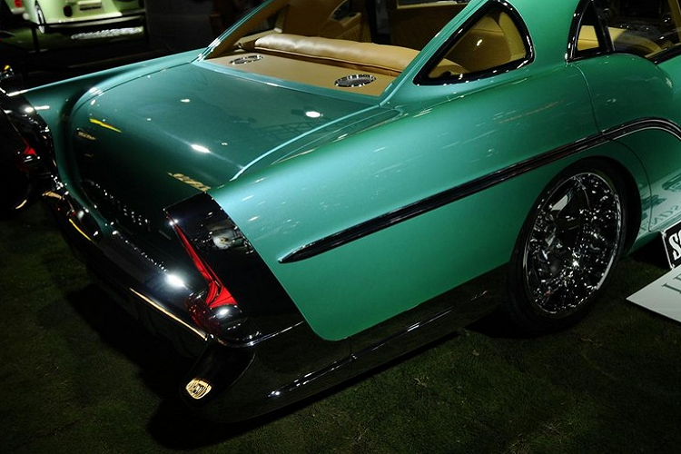 Nội thất xe cho thấy chi tiết vô lăng cổ điển, nhiều bề mặt bọc da và màn hình cảm ứng trung tâm