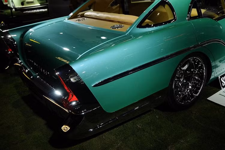 Nội thất xe cho thấy chi tiết vô lăng cổ điển, nhiều bề mặt bọc da và màn hình cảm ứng trung tâm