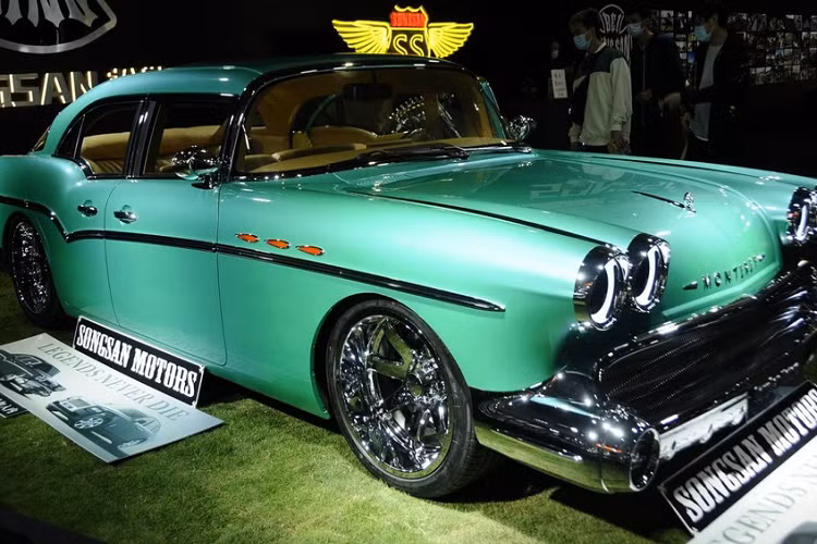 Hiếm có thương hiệu xe Trung Quốc nào có xu hướng bày tỏ sự ngưỡng mộ, tri ân tận tâm tới những chiếc xe Mỹ cổ điển như Songsan Motors. Tại Triển lãm Ô tô Quảng Châu 2021 vưa qua, thương hiệu xe này đã trưng bày sản phẩm mới nhất của mình, mẫu xe có tên Songsan Motors Monterey 2022 mới với nguồn cảm hứng từ những mẫu sedan Mỹ thập niên 1950.