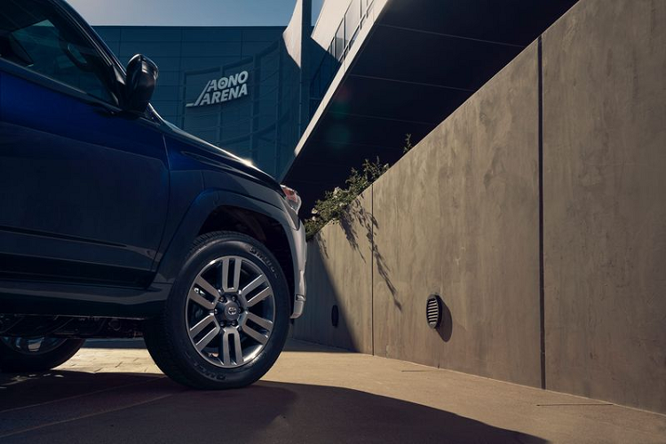 Khách hàng có thể chọn lựa giữa hệ dẫn động 2WD hoặc 4WD bán thời gian với hộp số phụ 2 cấp trên mẫu xe SUV Toyota 4Runner TRD Sport 2022. Với cấu hình 2WD, 4Runner TRD Sport có khoảng sáng gầm là 228,6 mm, còn với 4WD thì gầm xe sẽ cao 243,8 mm.