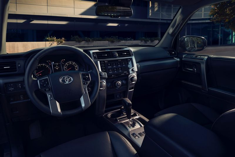 Ngoài ra, Toyota 4Runner TRD Sport còn có một số điều chỉnh về kiểu dáng để phân biệt với các biến thể khác, nổi bật là mui xe kiểu TRD, đường ray mái màu đen, tấm bảo vệ gầm phía trước, cùng các điểm nhấn màu sắc trên lưới tản nhiệt, các tấm bảo vệ gầm bên hông và nẹp sườn.