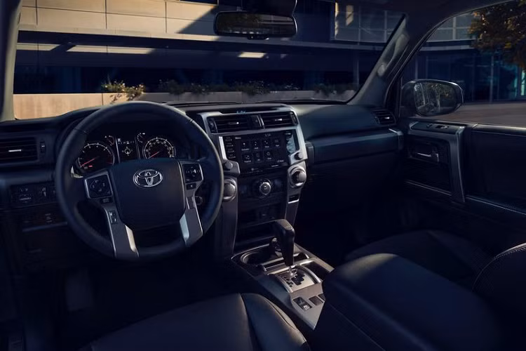 Ngoài ra, Toyota 4Runner TRD Sport còn có một số điều chỉnh về kiểu dáng để phân biệt với các biến thể khác, nổi bật là mui xe kiểu TRD, đường ray mái màu đen, tấm bảo vệ gầm phía trước, cùng các điểm nhấn màu sắc trên lưới tản nhiệt, các tấm bảo vệ gầm bên hông và nẹp sườn.