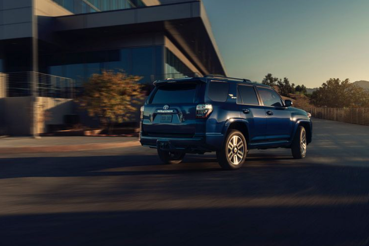 Cung cấp sức mạnh cho Toyota 4Runner 2022 là khối động cơ hút khí tự nhiên V6 4.0L sản sinh công suất 270 mã lực và mô-men xoắn cực đại 377 Nm.