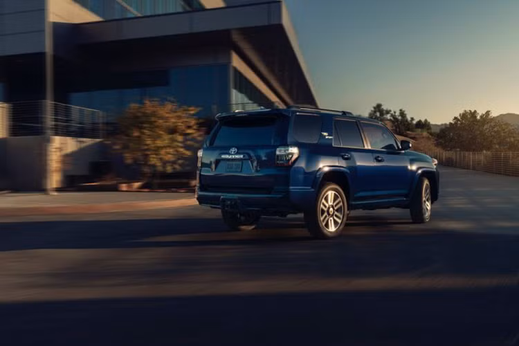 Cung cấp sức mạnh cho Toyota 4Runner 2022 là khối động cơ hút khí tự nhiên V6 4.0L sản sinh công suất 270 mã lực và mô-men xoắn cực đại 377 Nm.