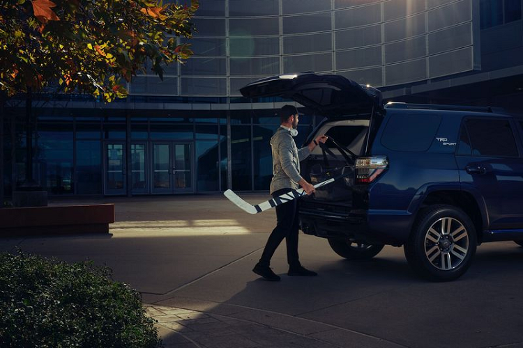 Bên cạnh đó, chiếc SUV còn được trang bị thảm sàn TRD Sport, cần số TRD, ghế lái chỉnh điện 8 hướng và màn hình thông tin giải trí 8 inch tương thích Apple CarPlay, Android Auto và Amazon Alexa.