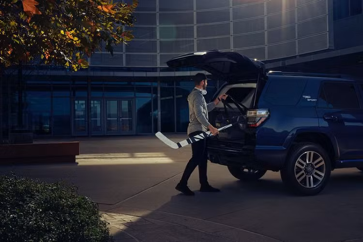 Bên cạnh đó, chiếc SUV còn được trang bị thảm sàn TRD Sport, cần số TRD, ghế lái chỉnh điện 8 hướng và màn hình thông tin giải trí 8 inch tương thích Apple CarPlay, Android Auto và Amazon Alexa.