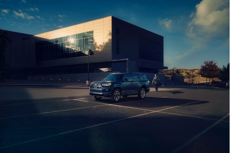 Toyota cũng thực hiện một số cập nhật khác cho gia đình 4Runner 2022, ví dụ như bản TRD Pro hiện có thêm màu sơn vàng chanh Lime Rush cá tính, và tất cả các mẫu 4Runner 2022 đều nhận được tính năng Cảnh báo còn người trong xe.