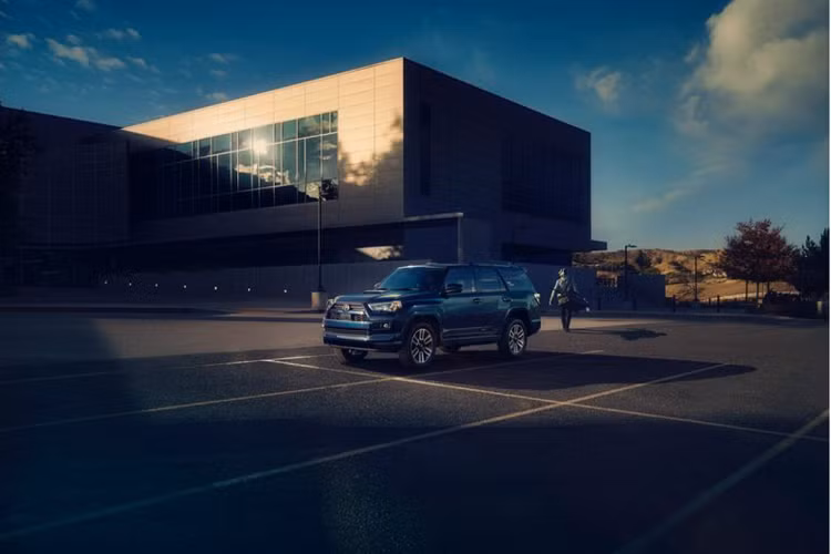 Toyota cũng thực hiện một số cập nhật khác cho gia đình 4Runner 2022, ví dụ như bản TRD Pro hiện có thêm màu sơn vàng chanh Lime Rush cá tính, và tất cả các mẫu 4Runner 2022 đều nhận được tính năng Cảnh báo còn người trong xe.