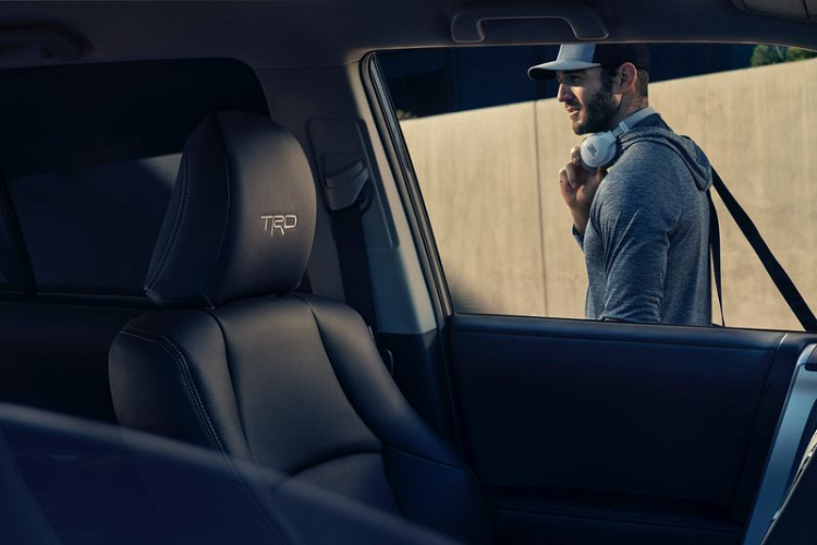 Đối với nội thất, 4Runner TRD Sport 2022 sở hữu các ghế ngồi SofTex màu đen với chức năng sưởi ở hàng ghế trước, kèm đường chỉ khâu tương phản màu xám và logo TRD thêu trên tựa đầu ghế.