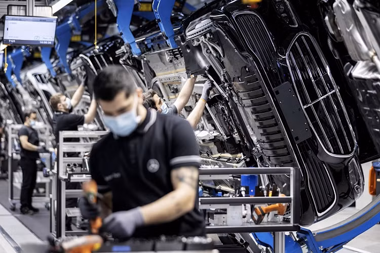 Chiec Mercedes-Benz thu 50 trieu vua roi day chuyen san xuat-Hinh-2