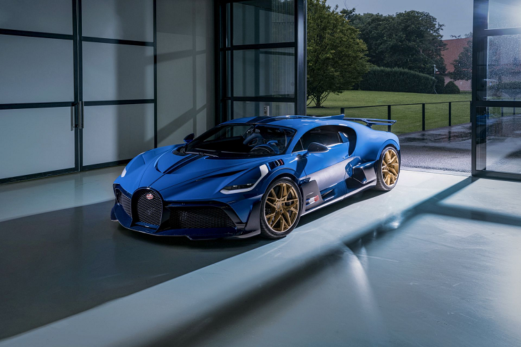 Nhà sản xuất siêu xe hiệu suất cao của Pháp đã ra mắt Bugatti Divo bản giới hạn vào tháng 8/2018 tại triển lãm Concours d’Elegance Pebble Beach. Vào thời điểm đó, giá xe Bugatti Divo có mức bán ra khởi điểm lên đến 5,8 triệu USD (tương đương 133 tỷ đồng).