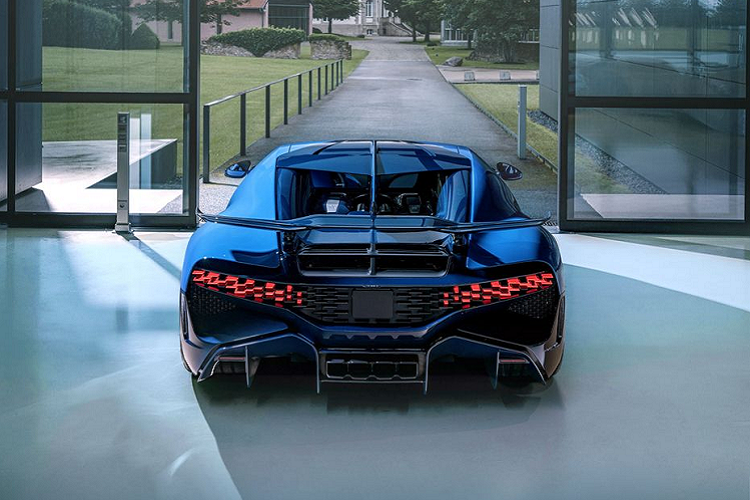 Chiếc hypercar này được đặt theo tên của Albert Divo- một tay đua giành nhiều danh hiệu quý giá với Bugatti, với 6 giải Grand Prix và 2 giải Targa Florio trong suốt 20 năm.