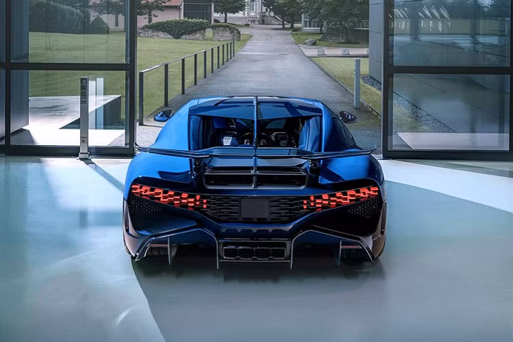 Chiếc hypercar này được đặt theo tên của Albert Divo- một tay đua giành nhiều danh hiệu quý giá với Bugatti, với 6 giải Grand Prix và 2 giải Targa Florio trong suốt 20 năm.