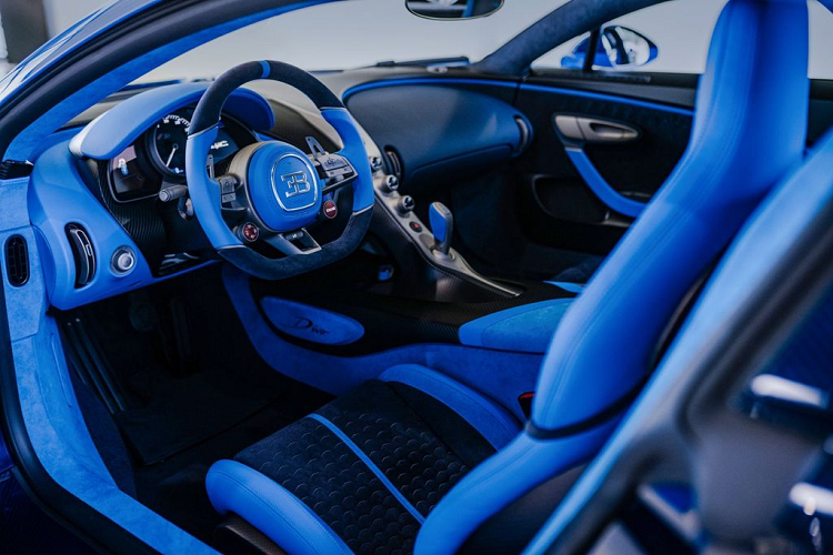 Được chế tạo dựa trên chiếc Bugatti Chiron, Divo có một thiết kế dữ dằn, hung hãn ngay từ cái nhìn đầu tiên và không hề có nhiều điểm chung với Chiron "chính thống". Theo đó, chiếc Divo cuối cùng được sơn màu xanh EB 110 LM Blue sáng kết hợp với màu xanh đậm carbon và bộ mâm được mạ vàng.