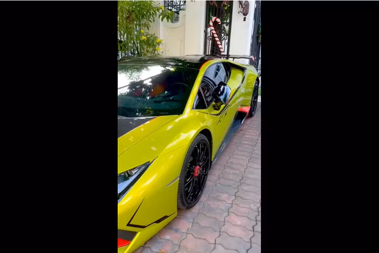 Nguyên bản chiếc siêu xe Lamborghini Huracan LP610-4 độ khủng này có màu sơn đỏ nhưng nay đổi sang màu vàng neon cùng với đó là dưới đèn pha của xe có thêm các sọc màu đen gợi nhớ đến bộ áo của các siêu xe Lamborghini Huracan STO. Điểm nhấn trên bộ áo này còn có các đường viền hay logo được hoàn thành với màu đen. 