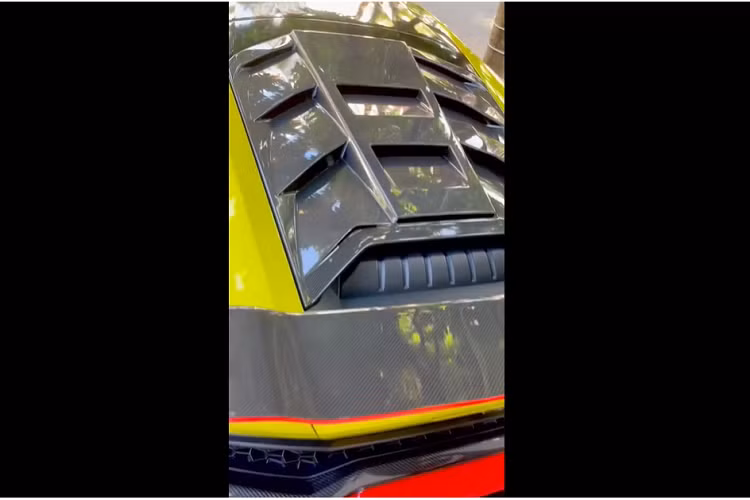 Cuối cùng là 1 số chi tiết của Novitec với điểm nhấn là cánh gió carbon của xe. Chưa hết, chiếc xe Lamborghini Huracan LP610-4 còn được trang bị hệ thống ống xả của hãng Ryft bằng chất liệu titanium còn giúp xe giảm cân 15 kg. 