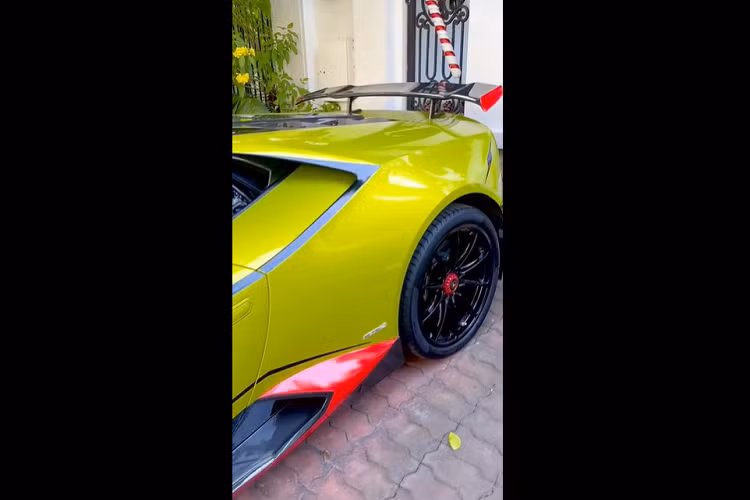 Chưa hết, phần đầu xe còn để lộ ra 1 số chi tiết màu đỏ, bộ áo nguyên bản theo xe. Cuối cùng là các đường viền đỏ ở nắp capô, nẹp sườn bên hông xe, cánh gió đuôi, nóc xe và toàn bộ cản va sau được để lại màu sơn đỏ. Kết hợp với đó còn có các chi tiết bằng sợi carbon bóng. 