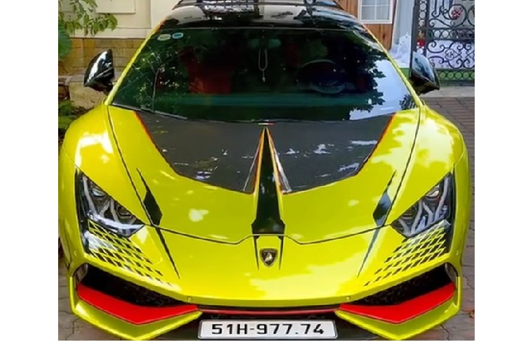 Dự án độ body kit cho chiếc siêu xe Lamborghini Huracan LP610-4 của vợ chồng kinh doanh mỹ phẩm tại quận 7 qua 3 hãng độ khác nhau đã nhận được sự chú ý của không ít người yêu xe. Hiện tại, siêu bò này đã hoàn thành mảnh ghép cuối cùng. 