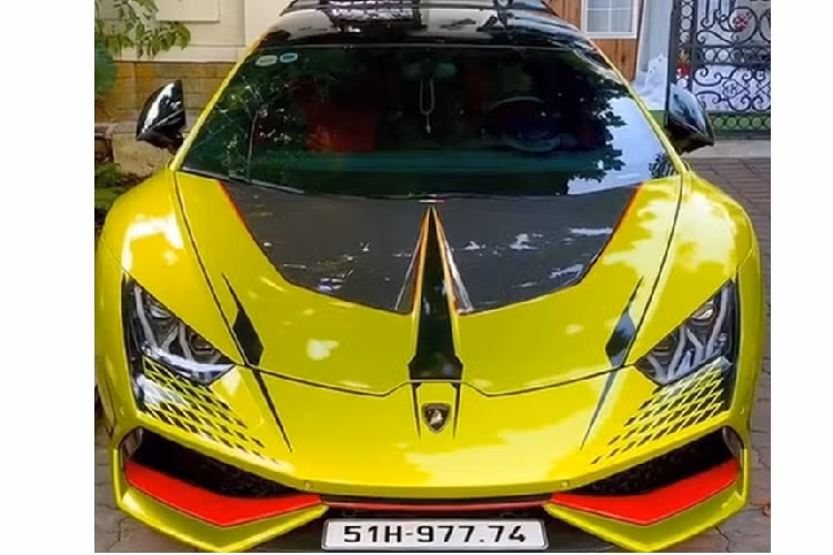 Dự án độ body kit cho chiếc siêu xe Lamborghini Huracan LP610-4 của vợ chồng kinh doanh mỹ phẩm tại quận 7 qua 3 hãng độ khác nhau đã nhận được sự chú ý của không ít người yêu xe. Hiện tại, siêu bò này đã hoàn thành mảnh ghép cuối cùng. 