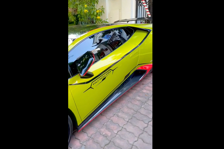Dễ dàng nhận thấy là các mảnh ghép cuối cùng đã giúp cho ngoại hình siêu xe Lamborghini Huracan LP610-4 của vợ chồng kinh doanh mỹ phẩm này trở nên lột xác so với ngoại hình nguyên bản. Chưa hết, với sự tư vấn tận tình của xưởng độ xe, siêu bò còn được chủ nhân khoác lên mình bộ áo mới. 