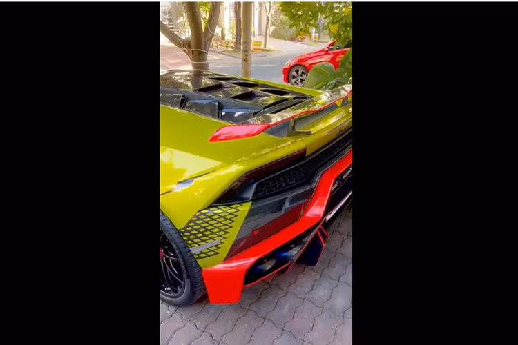 "Trái tim" trên của siêu xe Lamborghini Huracan sẽ kết hợp cùng hộp số ly hợp kép 7 cấp và hệ dẫn động 4 bánh toàn thời gian, nhờ đó, siêu bò này chỉ mất thời gian 3,2 giây để tăng tốc lên 100 km/h từ vị trí xuất phát trước khi đạt vận tốc tối đa lên đến 325 km/h. Mức giá xe Lamborghini Huracan LP610-4 chính hãng này là hơn 14 tỷ đồng. 