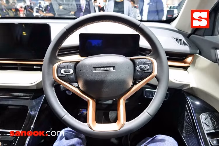 Tiếp đến là cửa gió điều hòa kéo dài hết mặt táp-lô, núm xoay chuyển số như xe sang Range Rover, vô lăng chỉnh điện tích hợp phím chức năng, cửa sổ trời toàn cảnh Panorama cỡ lớn và cửa gió điều hòa cho hàng ghế sau. Nguồn cung cấp sức mạnh cho Haval H6 Hybrid 2021 là hệ truyền động hybrid, bao gồm động cơ xăng 4 xi-lanh, tăng áp, dung tích 1.5L và mô-tơ điện 130 kW. Hệ truyền động này tạo ra công suất tối đa 243 mã lực và mô-men xoắn cực đại 530 Nm.