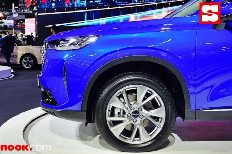 Đằng sau Haval H6 Hybrid 2021 xuất hiện cụm đèn hậu nối liền với nhau, vắt ngang đuôi xe. Bên dưới cụm đèn hậu là tem chữ nổi "Haval" cỡ lớn và một dải mạ crôm dày dặn, nối giữa 2 đèn phản quang nằm dọc.