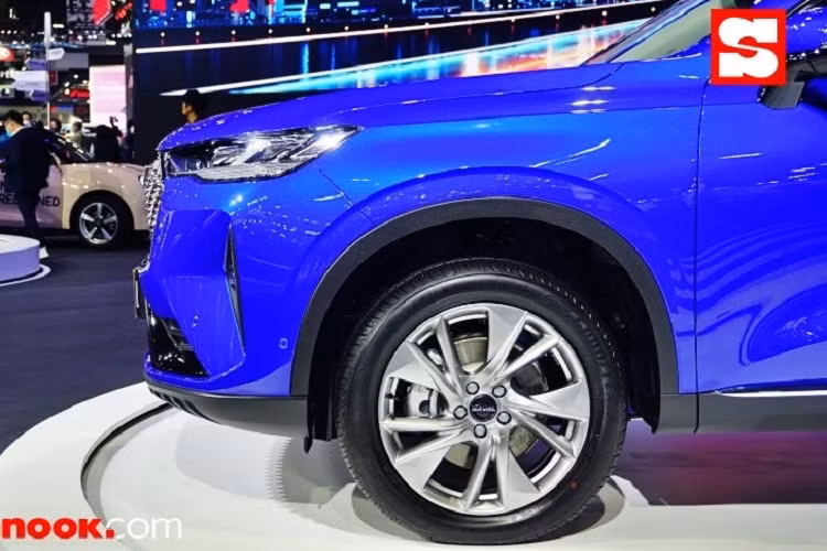 Đằng sau Haval H6 Hybrid 2021 xuất hiện cụm đèn hậu nối liền với nhau, vắt ngang đuôi xe. Bên dưới cụm đèn hậu là tem chữ nổi "Haval" cỡ lớn và một dải mạ crôm dày dặn, nối giữa 2 đèn phản quang nằm dọc.