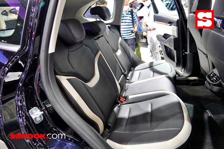 Hiện hãng GWM chưa công bố thông số tiêu thụ nhiên liệu của mẫu SUV này. Tuy nhiên, vì là xe hybrid nên mẫu xe này chắc chắn sẽ khá tiết kiệm xăng. Không chỉ tiết kiệm nhiên liệu, Haval H6 Hybrid 2021 còn an toàn với gói công nghệ LIFE+, bao gồm hệ thống hỗ trợ lái bán tự động cấp độ 2. Hệ thống này có 22 tính năng như hỗ trợ đỗ xe tự động, hỗ trợ lùi xe tự động hoặc tự động giữ khoảng cách với những mẫu xe cỡ lớn. Đó là chưa kể đến camera 360 độ và cảm biến khoảng cách.