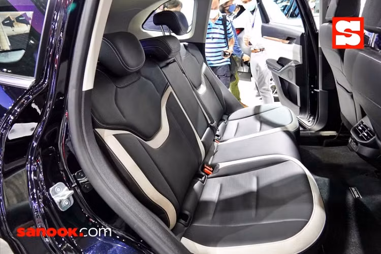 Hiện hãng GWM chưa công bố thông số tiêu thụ nhiên liệu của mẫu SUV này. Tuy nhiên, vì là xe hybrid nên mẫu xe này chắc chắn sẽ khá tiết kiệm xăng. Không chỉ tiết kiệm nhiên liệu, Haval H6 Hybrid 2021 còn an toàn với gói công nghệ LIFE+, bao gồm hệ thống hỗ trợ lái bán tự động cấp độ 2. Hệ thống này có 22 tính năng như hỗ trợ đỗ xe tự động, hỗ trợ lùi xe tự động hoặc tự động giữ khoảng cách với những mẫu xe cỡ lớn. Đó là chưa kể đến camera 360 độ và cảm biến khoảng cách.