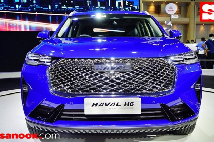 Về thiết kế, mẫu xe SUV Haval H6 Hybrid 2021 được trang bị lưới tản nhiệt hình lục giác cỡ lớn với mắt lưới đan vào nhau. Nối liền với lưới tản nhiệt là cụm đèn pha LED thanh mảnh với 2 bóng vuông vắn bên trong. Bên dưới 2 bóng đèn pha là dải đèn LED định vị ban ngày. Ngoài ra, Haval H6 Hybrid 2021 còn có đèn sương mù nhỏ nằm trong hốc hình tam giác và hốc gió trung tâm màu đen bóng.