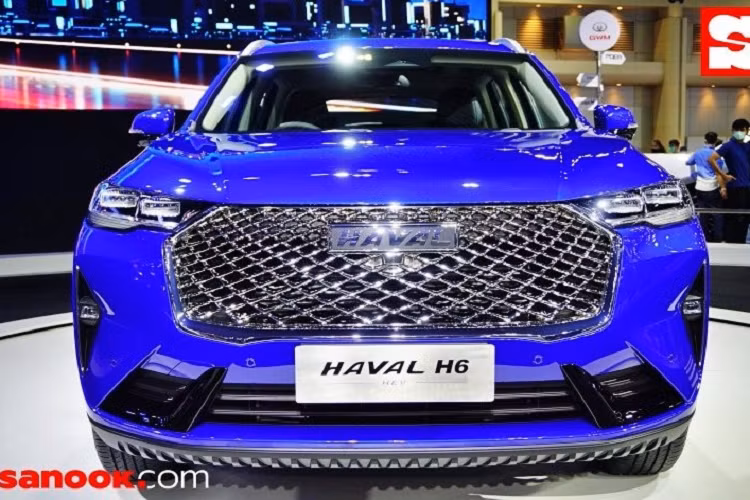 Về thiết kế, mẫu xe SUV Haval H6 Hybrid 2021 được trang bị lưới tản nhiệt hình lục giác cỡ lớn với mắt lưới đan vào nhau. Nối liền với lưới tản nhiệt là cụm đèn pha LED thanh mảnh với 2 bóng vuông vắn bên trong. Bên dưới 2 bóng đèn pha là dải đèn LED định vị ban ngày. Ngoài ra, Haval H6 Hybrid 2021 còn có đèn sương mù nhỏ nằm trong hốc hình tam giác và hốc gió trung tâm màu đen bóng.