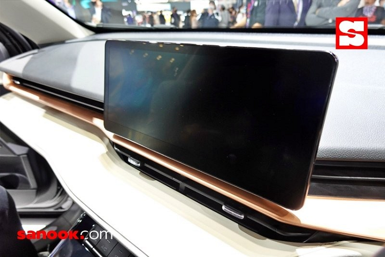 Thêm vào đó là màn hình thông tin giải trí 12,3 inch nằm độc lập trên mặt táp-lô và bảng đồng hồ kỹ thuật số đằng sau vô lăng. Ngoài ra, mẫu SUV Trung Quốc này còn có cả màn hình hiển thị thông tin kính lái với kích thước 10 inch và có màu.