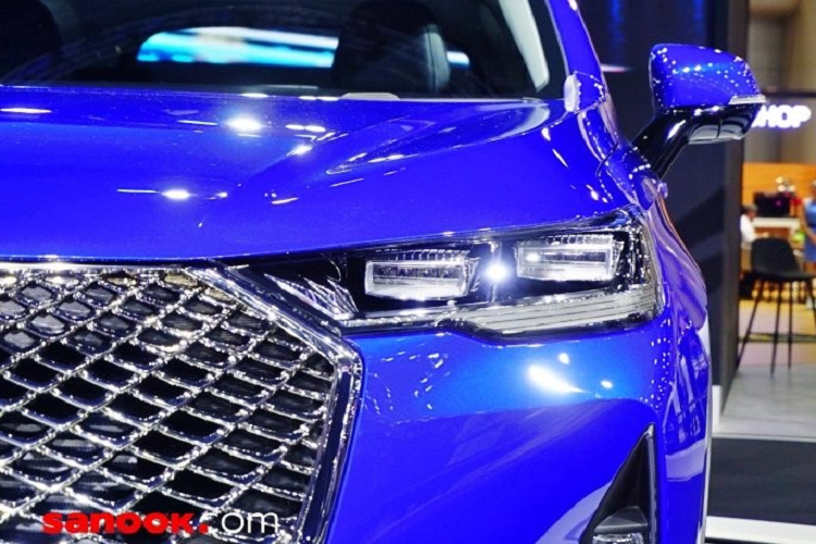 Bên sườn, Haval H6 Hybrid 2021 có thiết kế khá đơn giản và không có những đường dập gân quá nổi bật. Xe được trang bị bộ vành hợp kim với đường kính 19 inch và thiết kế 5 chấu kép.