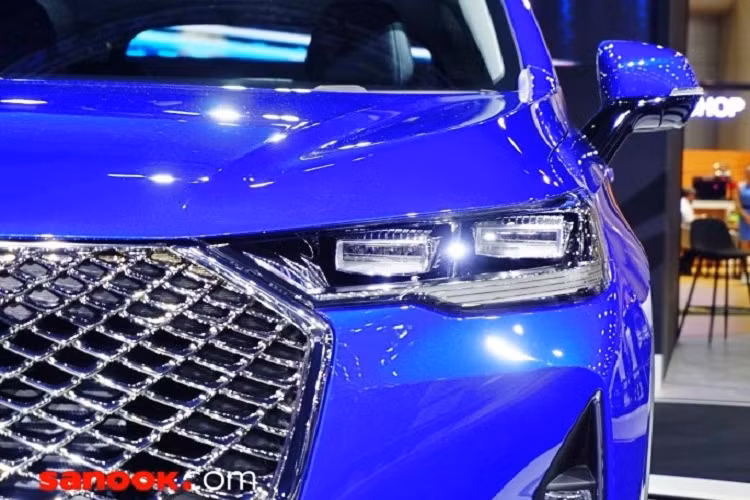 Bên sườn, Haval H6 Hybrid 2021 có thiết kế khá đơn giản và không có những đường dập gân quá nổi bật. Xe được trang bị bộ vành hợp kim với đường kính 19 inch và thiết kế 5 chấu kép.