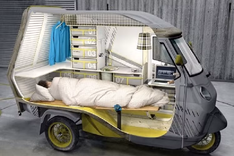 Thông thường, các mẫu xe nhà di động - motorhome hay RV truyền thống luôn có kích thước tương đối lớn, thậm chí càng lớn càng tốt để có không gian thật tiện nghi cho nhiều người sinh sống giống như một căn nhà. 