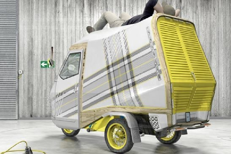 Với ý tưởng mong muốn mang đến sự tự do cho những du khách đơn độc, hoặc thậm chí có thể mang lại trải nghiệm tuyệt vời cho những người hướng nội, Comanns đã tạo ra chiếc xe máy Piaggio Ape motorhome.