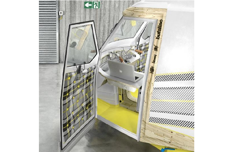 Ghế lái ban đầu của chiếc Piaggio đã được thay thế bằng thiết kế riêng của Comanns. Ông đã làm cho nó phẳng hơn, để chiếm rất ít không gian, và có thể xoay vòng, cho phép người lái nấu ăn trong khi ngồi. Ở phía bên trái của người lái, trên cánh cửa, anh ấy đặt một chiếc bàn nhỏ có thể dùng làm bàn làm việc hoặc bàn ăn tối.