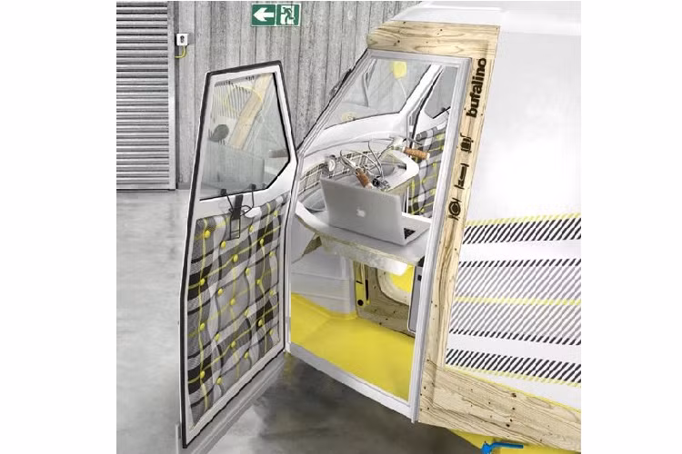 Ghế lái ban đầu của chiếc Piaggio đã được thay thế bằng thiết kế riêng của Comanns. Ông đã làm cho nó phẳng hơn, để chiếm rất ít không gian, và có thể xoay vòng, cho phép người lái nấu ăn trong khi ngồi. Ở phía bên trái của người lái, trên cánh cửa, anh ấy đặt một chiếc bàn nhỏ có thể dùng làm bàn làm việc hoặc bàn ăn tối.