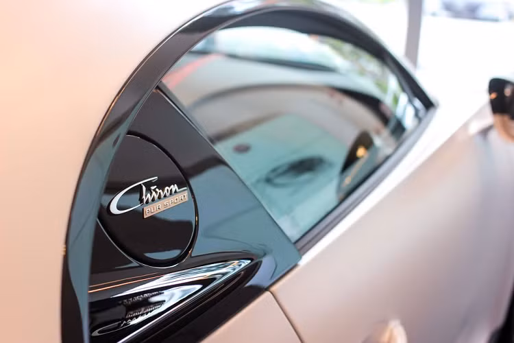 Theo ước tính, để sở hữu siêu phẩm Bugatti Chiron Pur Sport tại đất nước Singapore, các đại gia nơi đây sẽ phải chi ra số tiền quy đổi lên tới 260 tỷ đồng, tức gấp khoảng 3 lần so với giá xe niêm yết tại thị trường quốc tế. Lý do của việc này tới từ chính sách thuế dành cho xe sử dụng động cơ lớn tại Singapore.