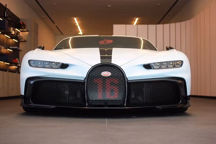 Theo các trang thông tấn địa phương, do ảnh hưởng của dịch Covid-19 đang có những diễn biến hết sức phức tạp tại các quốc gia trong khu vực Đông Nam Á nên, buổi lễ khai trương showroom của Bugatti tại Singapore cũng chỉ có một vài khách VIP tham dự và hạn chế sự có mặt đông người. Dù vậy, với sự hiện diện của siêu phẩm Bugatti Chiron Pur Sport, sự kiện này đã thu hút được sự quan tâm và trông ngóng của các tín đồ mê xe trong khu vực.