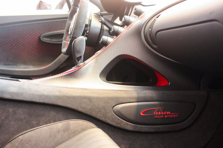 Ở phần ngoại thất, Bugatti Chiron Pur Sport gần như không có sự khác biệt đáng kể nào về thiết kế so với các phiên bản Chiron tiêu chuẩn. Sự thay đổi sẽ chỉ đến từ một số chi tiết như lưới tản nhiệt, cánh gió sau được thiết kế lớn hơn, bộ chia gió làm từ sợi carbon, hệ thống ống xả titanium được sản xuất theo công nghệ in 3D hiện đại.