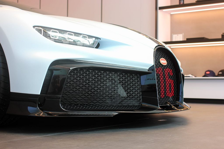 Riêng siêu phẩm Chiron Pur Sport đầu tiên tại Đông Nam Á có nước sơn ngoại thất màu trắng, kết hợp các điểm nhấn sơn đen và nổi bật là số 16 màu đỏ ở khu vực lưới tản nhiệt.
