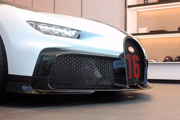 Riêng siêu phẩm Chiron Pur Sport đầu tiên tại Đông Nam Á có nước sơn ngoại thất màu trắng, kết hợp các điểm nhấn sơn đen và nổi bật là số 16 màu đỏ ở khu vực lưới tản nhiệt.