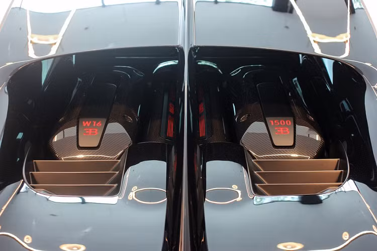 Về truyền động, Chiron Pur Sport vẫn sử dụng khối động cơ W16 8.0L với bốn bộ tăng áp, sản sinh ra công suất tối đa 1.479 mã lực nhưng đã được tinh chỉnh lại về hiệu suất hoạt động ở các dải vòng tua máy.