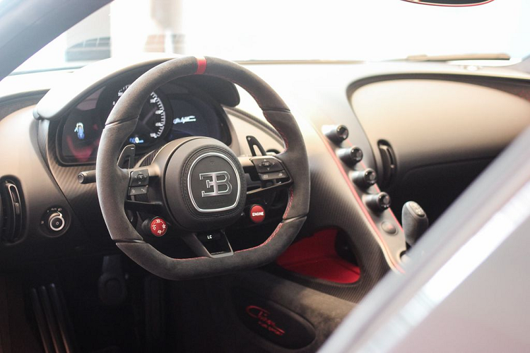 Cụ thể, bộ mâm mới trên bản Pur Sport được chế tạo với trọng lượng nhẹ hơn 16 kg so với bản tiêu chuẩn, hệ thống lò xo trước và sau gia tăng độ cứng vững tới 65% và 33%, kết hợp cùng hệ thống giảm xóc thể thao thích ứng, bộ má phanh bằng titan và đĩa phanh nhẹ hơn... Tất cả mang tới những hiệu quả rõ rệt về mặt khí động học cho Chiron Pur Sport.