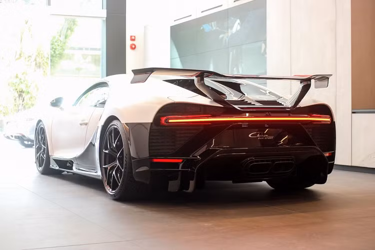 Bugatti Chiron Pur Sport là một phiên bản đặc biệt với đặc tính nhấn mạnh tới yếu tố hiệu năng cao của sản phẩm. Do đó, khi so sánh với Chiron tiêu chuẩn, Chiron Pur Sport sở hữu nhiều nâng cấp rõ rệt về tinh chỉnh động cơ, hiệu suất hoạt động và yếu tố khí động học. Ngoài ra, giá xe Bugatti Chiron Pur Sport cũng có giá cao hơn Chiron thông thường tới 1 triệu USD, cụ thể là 3,6 triệu USD (khoảng 83 tỷ đồng) và chỉ được sản xuất với số lượng giới hạn 60 chiếc trên toàn cầu.