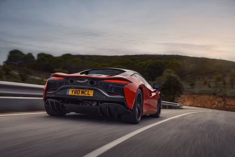 Hiện nay, McLaren đã cho phép các đại lý nhận đặt cọc của khách hàng. Mức giá xe McLaren Artura 2021 khởi điểm khoảng 225.000 USD, đây hoàn toàn là một sự lựa chọn thích hợp cho những người mới bắt đầu dấn thân vào phân khúc “Supercars” của hãng xe Anh Quốc. Những chiếc Artura đầu tiên sẽ đến tay khách hàng vào quý 3 năm nay.