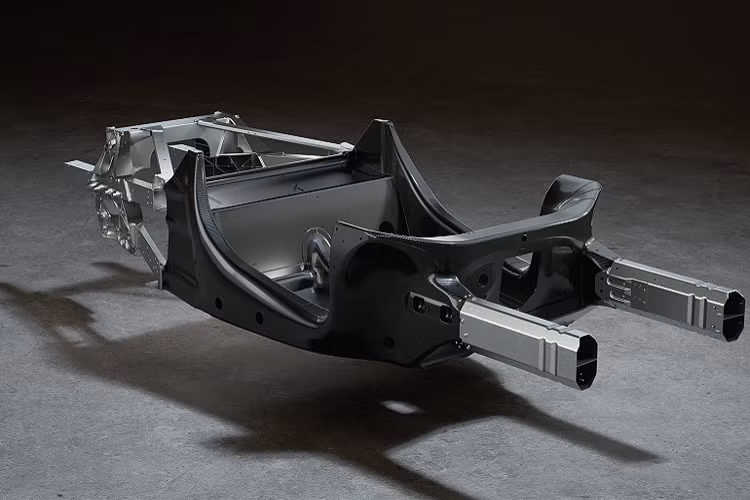 Để có mức khối lượng tối ưu mà vẫn sử dụng hệ thống pin điện, McLaren đã phải thiết kế loại toàn bộ khung gầm cũng như cấu trúc thân xe với tên gọi mới là MCLA (McLaren Carbon Lightweight Architecture), vốn khác biệt hoàn toàn so với các mẫu xe trước đây của hãng. Kết quả là toàn bộ kết cấu này chỉ nặng khoảng 82 kg, mặc dù phải được gia cường thêm để bảo vệ khoang lái cũng như bộ pin điện, vốn nặng đến 130 kg.